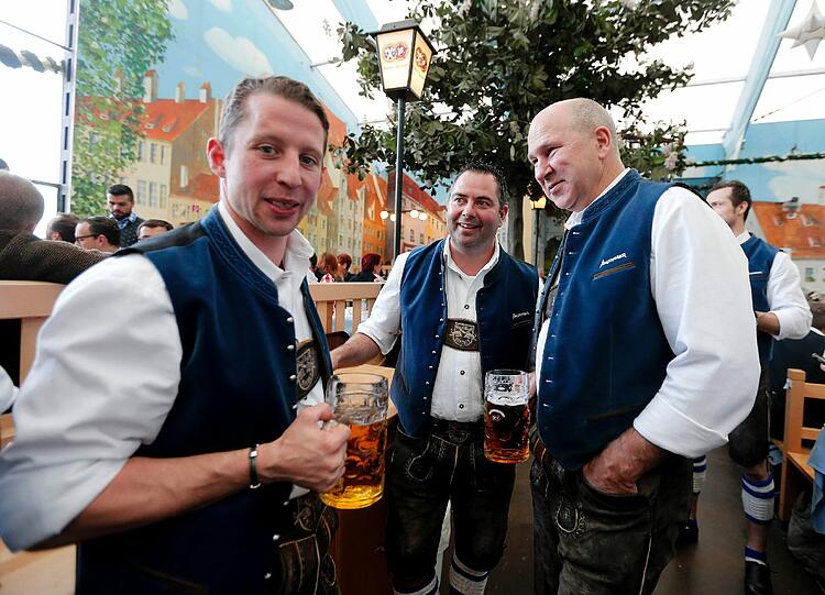 Der EHC feierte am Sonntag auf der Wiesn mit dem Wiesn-Playmate!