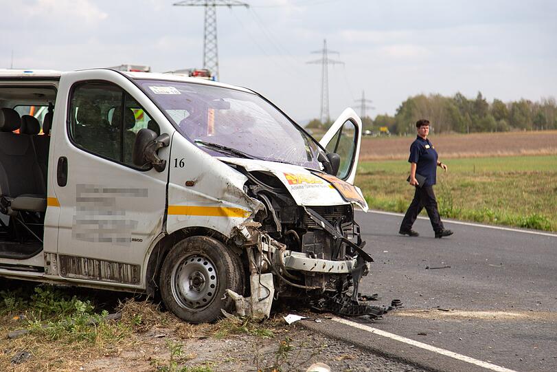 Schlimmer Unfall bei Coburg: Ein Schulbus ist dabei in den Gegenverkehr gerast - fünf Schulkinder wurden dabei schwer verletzt.