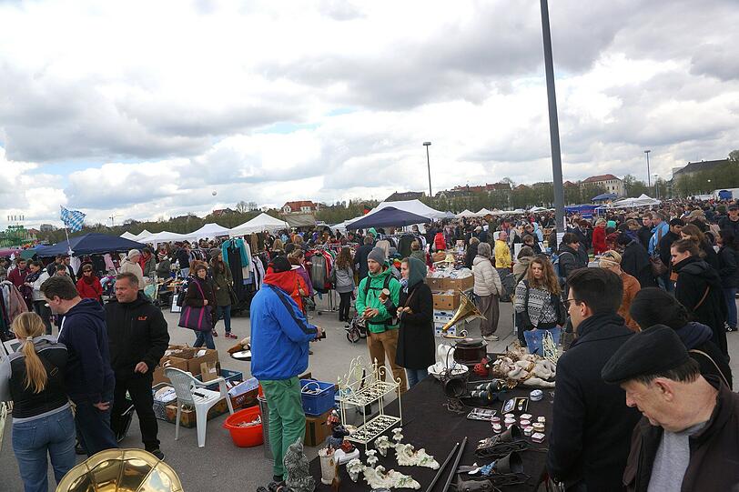 Tausende Schnäppchenjäger ließen sich die Chance nicht entgehen und tummelten sich bei bestem Flohmarkt wetter auf der Theresienwiese.