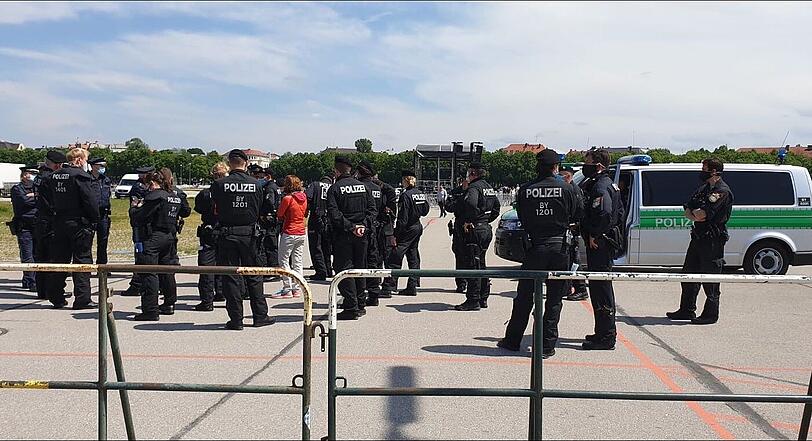 Die Ruhe vor dem Sturm: Kräfte der Polizei bei der Vorbereitung.