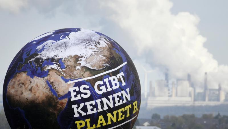 Ein Ballon mit der Aufschrift "Es gibt keinen Planet B." ist vor Braunkohlekraftwerken zu sehen. Foto: Ina Fassbender/Archivbild