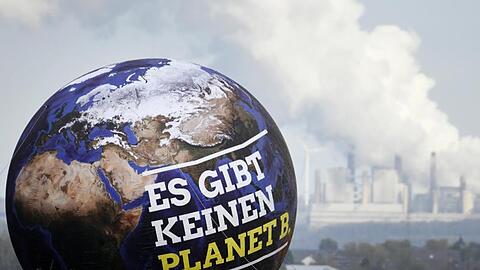 Ein Ballon mit der Aufschrift "Es gibt keinen Planet B." ist vor Braunkohlekraftwerken zu sehen. Foto: Ina Fassbender/Archivbild