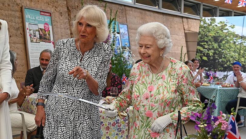 In einer TV-Sendung zollt Königin Camilla der verstorbenen Queen Elizabeth II. Tribut.