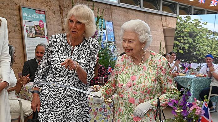 In einer TV-Sendung zollt Königin Camilla der verstorbenen Queen Elizabeth II. Tribut.