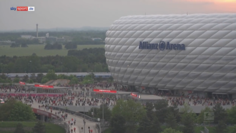 Da läuft das Spiel gegen Leipzig noch: Bayern-Fans verlassen in Massen die Allianz Arena.