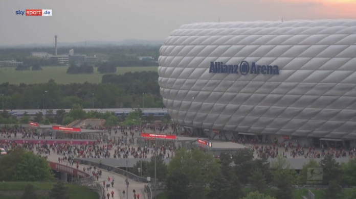 Da läuft das Spiel gegen Leipzig noch: Bayern-Fans verlassen in Massen die Allianz Arena.