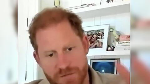Prinz Harry während einer Videokonferenz mit einem Bild von ihm und seiner Mutter Prinzessin Diana im Hintergrund.