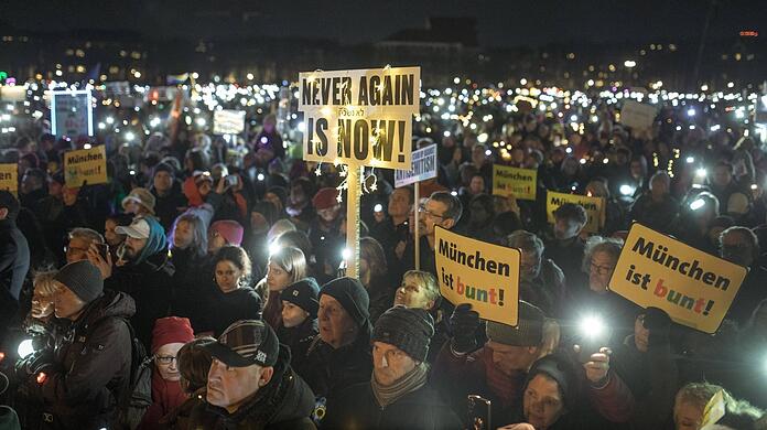 Sehr voll und bunt wie bei dieser Lichtermeer-Demo auf der Theresienwiese wird es voraussichtlich auch am kommenden Samstag. Schon jetzt haben sich viele Organisationen angemeldet.