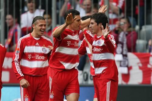Südamerikanische Freude im Münchner Norden. Martin Demichelis und Lucio beglückwünschen Torschütze Jose Ernesto Sosa (v.l.)