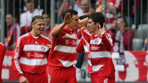 Südamerikanische Freude im Münchner Norden. Martin Demichelis und Lucio beglückwünschen Torschütze Jose Ernesto Sosa (v.l.) Südamerikanische Freude im Münchner Norden. Martin Demichelis und Lucio beglückwünschen Torschütze Jose Ernesto Sosa (v.l.)