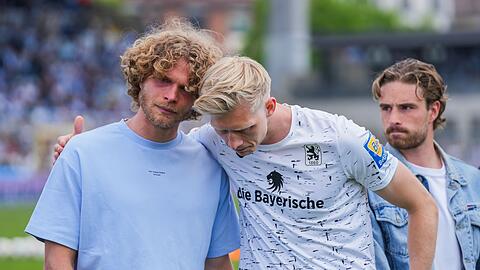 Musste bei seiner 1860-Verabschiedung weinen: Kapit&auml;n Jesper Verlaat (links).