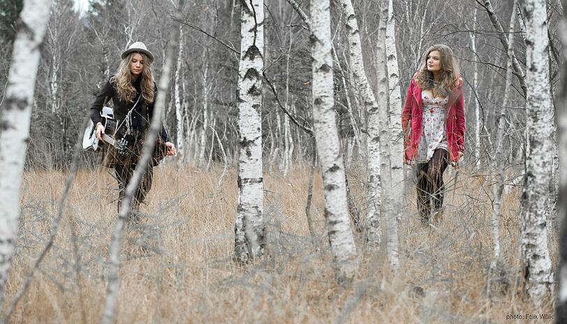 Zwei Mädchen im Wald &ndash; bei Tuó kommt man an naturlieben Hippie-Gedanken nicht vorbei. Am Donnerstag spielen sie im Ampere.
