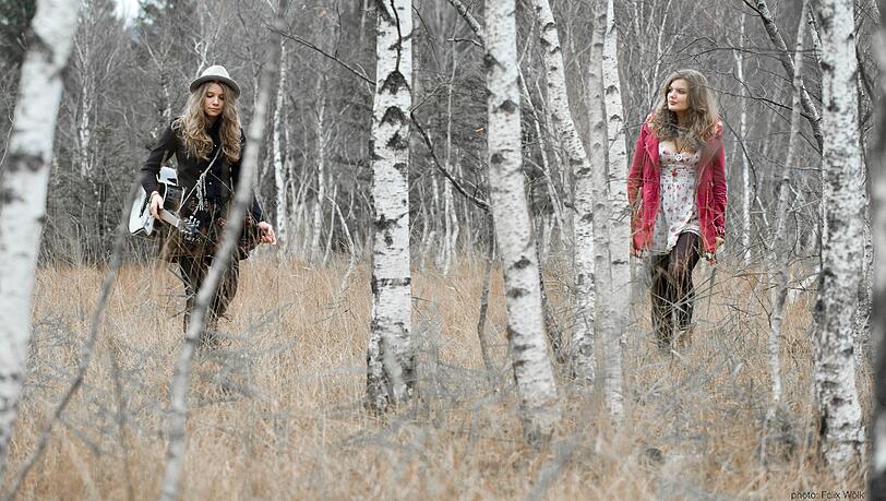 Zwei Mädchen im Wald – bei Tuó kommt man an naturlieben Hippie-Gedanken nicht vorbei. Am Donnerstag spielen sie im Ampere. Zwei Mädchen im Wald – bei Tuó kommt man an naturlieben Hippie-Gedanken nicht vorbei. Am Donnerstag spielen sie im Ampere.