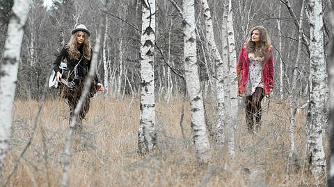 Zwei Mädchen im Wald &ndash; bei Tuó kommt man an naturlieben Hippie-Gedanken nicht vorbei. Am Donnerstag spielen sie im Ampere.