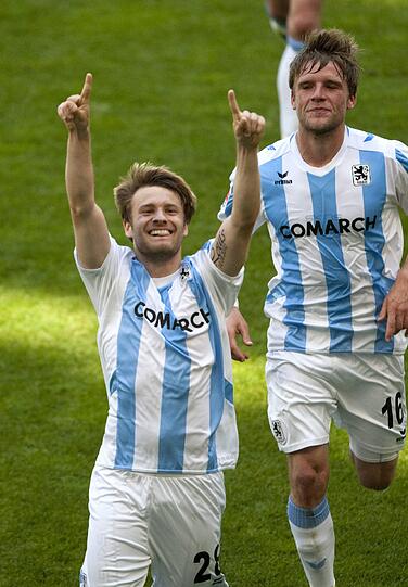 Zu den klassichen weiß-blauen Längs-Streifen kehren die Löwen in der Saison 2010/2011 zurück. Der Sponsor dieser Saison ist ein Software-Hersteller.