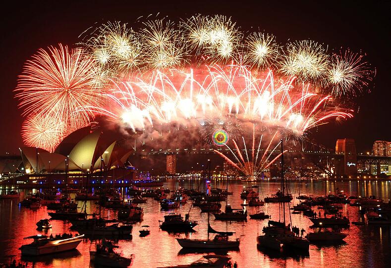 Mit einem gigantischen Feuerwerk begrüßten die Australier in Sydney das neue Jahr.