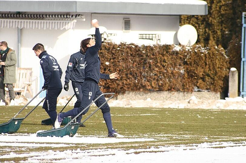 Tauwetter bei den Löwen: Am Donnerstag mussten die Sechzger an die Schneeschippe, bevor es ins Training ging. Schaufeln für den Erfolg - die Bilder von der Grünwalder.