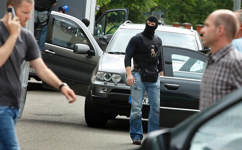 Auch ein
Sondereinsatzkommando postierte sich dort. Ein Polizeisprecher
berichtete von mehreren Schüssen. Der Polizei gelang es, Kontakt zu
dem Achtklässler aufzunehmen und mit ihm zu verhandeln. Er zeige
sich gesprächsbereit, sagte ein Sprecher.