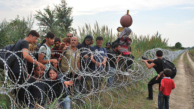 Viele Flüchtlinge hoffen, noch aus Serbien über die Grenze nach Ungarn zu kommen, bevor der neue Stacheldrahtzaun dicht ist. Viele Flüchtlinge hoffen, noch aus Serbien über die Grenze nach Ungarn zu kommen, bevor der neue Stacheldrahtzaun dicht ist.