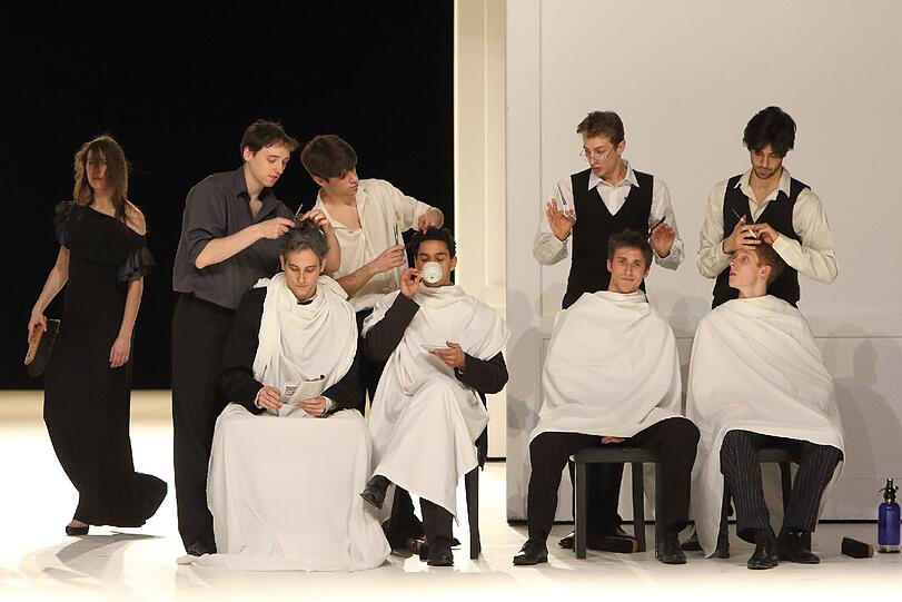 Szenen aus Pina Bauschs Choreographie "Die Kinder von gestern, heute und morgen" im Nationaltheater.