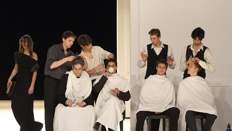 Szenen aus Pina Bauschs Choreographie "Die Kinder von gestern, heute und morgen" im Nationaltheater. Szenen aus Pina Bauschs Choreographie "Die Kinder von gestern, heute und morgen" im Nationaltheater.