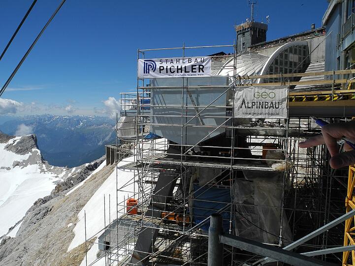 Mit dem Bauarbeiten für die neue Seilbahn auf der Zugspitze liegt man voll im Plan. Weihnachten 2017 soll eröffnet werden.