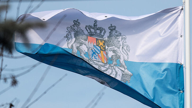 Eine Flagge mit dem Wappen der Reichsbürgergruppierung vom "Bundesstaat Bayern". Reichsbürger erkennen die BRD nicht an.