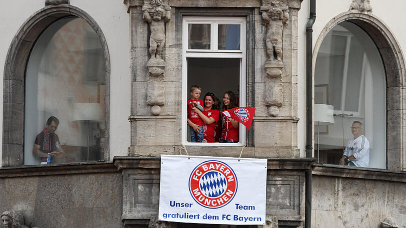 Es ist angerichtet! Auch vom Balkon gegenüber des Marienplatzes wird mitgefeiert.