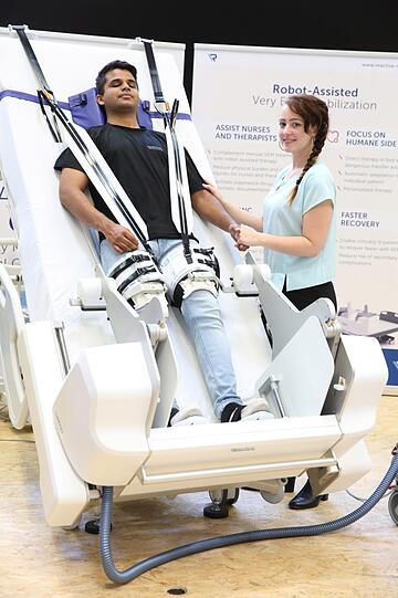 Beinarbeit: Roboter "Vemo" hilft, die Mobilität von Patienten wiederherzustellen &ndash; und entlastet Pflegepersonal. Archit Mahindra und Ramona Schläfer vom Münchner Start-up Reactive Robotics machen's vor.