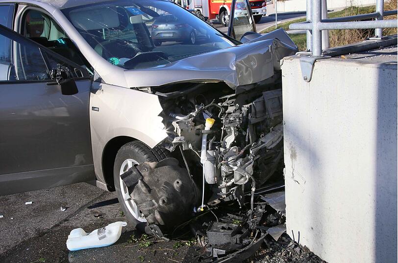 Ein Rentner hat am Mittwoch einen Kreisverkehr übersehen und dabei mehrere Verkehrsschilder umgefahren. Zwei Personen wurden schwer verletzt.