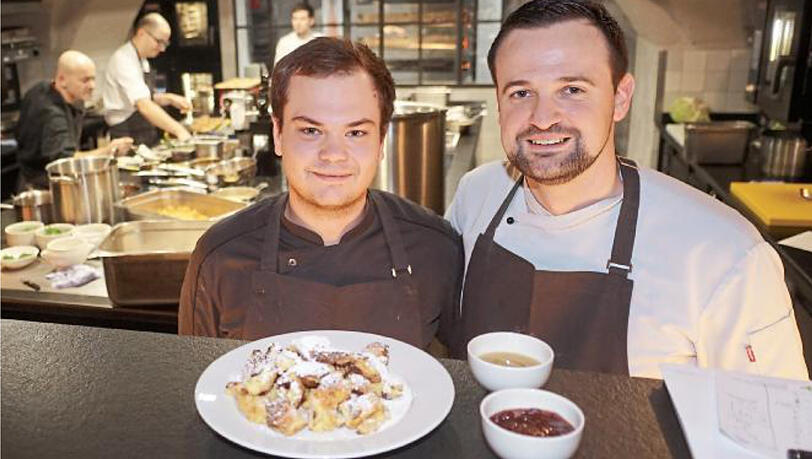 Lucas Szymanski (l.) ist Pâtissier im Palais Keller, Küchenchef Tobias Heinze (r.) hat ihn ins Team geholt. Lucas Szymanski (l.) ist Pâtissier im Palais Keller, Küchenchef Tobias Heinze (r.) hat ihn ins Team geholt.