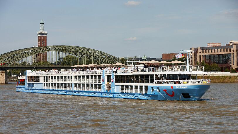 Ein Flussschiff kreuzt auf dem Rhein. Ein Flussschiff kreuzt auf dem Rhein.