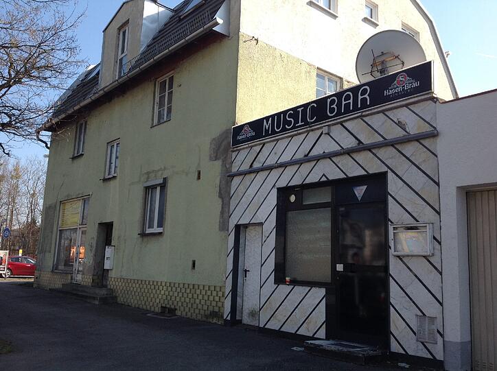 Zum Eckhaus gehörte auch noch ein kleine Kneipe. Aber auch hier...