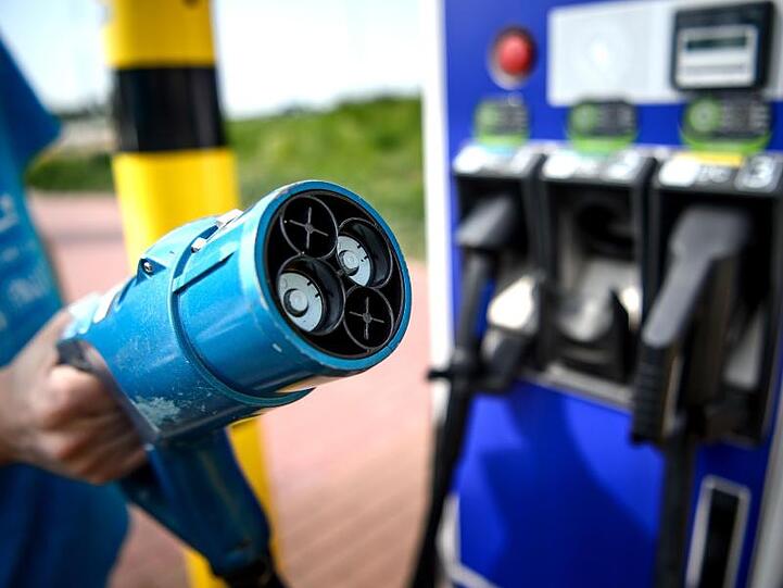 Die Autobauer halten eine gut ausgebaute Ladeinfrastruktur für notwendig, die es aber in Deutschland flächendeckend und vor allem in den Städten noch nicht gebe.