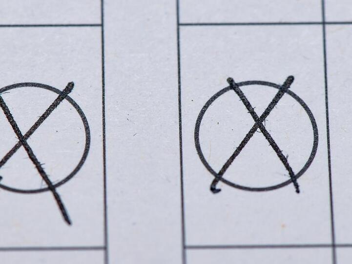 Auf einem Stimmzettel sind zwei Kreuze zu sehen. Foto: Patrick Pleul/dpa-Zentralbild/ZB/Symbolbild