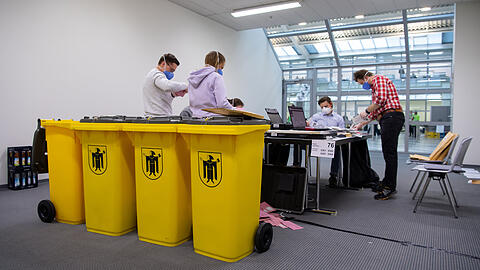 Wahlhelfer beim Stimmenauszählen in München im März.(Archivbild)