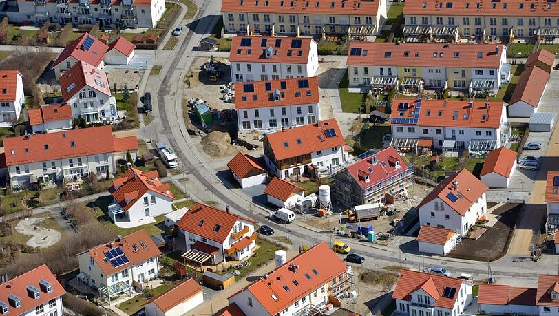 Eine Neubausiedlung bei München. Im Speckgürtel der Stadt ist Wohnraum grundsätzlich knapp und teuer.