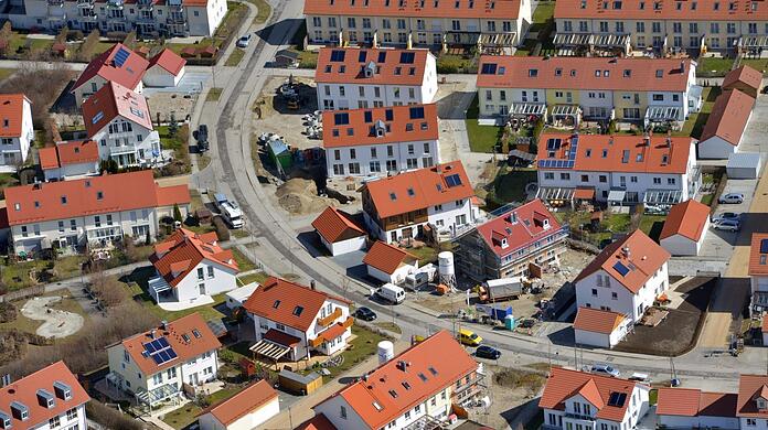 Eine Neubausiedlung bei München. Im Speckgürtel der Stadt ist Wohnraum grundsätzlich knapp und teuer. (Archivbild)