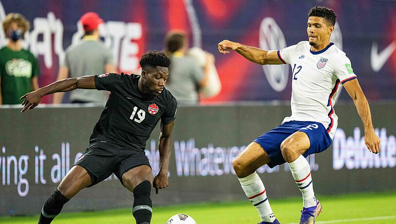 Alphonso Davies (l.) musste gegen die USA angeschlagen ausgewechselt werden.