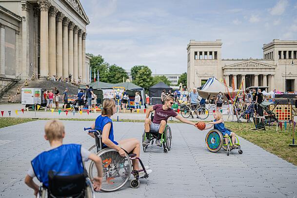 Rollstuhlbasketball wird am Sonntag auch auf dem Königsplatz gespielt. Interessierte konnten es ausprobieren. Rollstuhlbasketball wird am Sonntag auch auf dem Königsplatz gespielt. Interessierte konnten es ausprobieren.