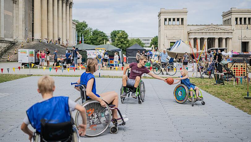 Rollstuhlbasketball wird am Sonntag auch auf dem Königsplatz gespielt. Interessierte konnten es ausprobieren. Rollstuhlbasketball wird am Sonntag auch auf dem Königsplatz gespielt. Interessierte konnten es ausprobieren.
