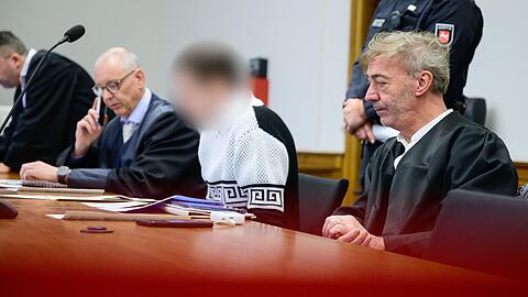 Die Angeklagten sollen die Gegenst&auml;nde auf die Autobahn geworfen haben, um sich danach als Helfer zu profilieren.