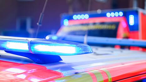 Der Verletzte wurde zur Behandlung ins Krankenhaus gebracht. (Symbolbild)