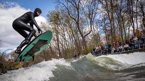 Noch immer warten Surfer auf die R&uuml;ckkehr der Eisbachwelle.