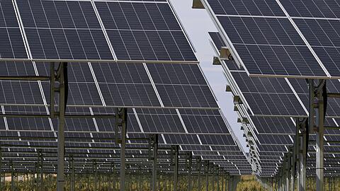 Hat sich deutlich schneller entwickelt als angenommen: der Ausbau erneuerbarer Energien, insbesondere der Solarenergie.