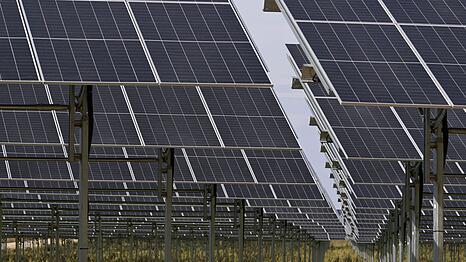 Hat sich deutlich schneller entwickelt als angenommen: der Ausbau erneuerbarer Energien, insbesondere der Solarenergie.