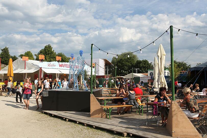 Münchens beliebtes Sommerfestival läuft wieder. Am Mittwoch wurde das Tollwood 2011 eröffnet. Impressionen von Tag 1.