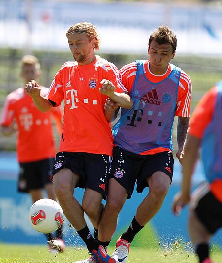 Impressionen aus dem Bayern-Trainingslager: Am Montag trainierten Claudio Pizarro und Arjen Robben individuell auf dem Nebenplatz, während der Rest des Kaders gemeinsam schwitzte. Jupp Heynckes leitete die Einheit trotz seines am Vortag erlittenen Faserrisses und auch Matthias Sammer streunte wie gewohnt mit skeptisch-konzentriertem Blick über das Trainingsgelände - sehen Sie hier die Bilder.
