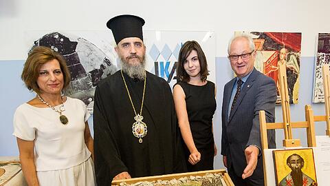 Despina Pilides, Bischof Porfyrios und Eleni Papanicolaou aus Zypern mit Peter Dathe, CHef des bayerischen Landeskriminalamtes vor dem Mosaik vom hl. Thomas.