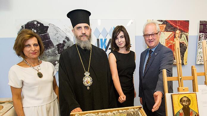 Despina Pilides, Bischof Porfyrios und Eleni Papanicolaou aus Zypern mit Peter Dathe, CHef des bayerischen Landeskriminalamtes vor dem Mosaik vom hl. Thomas.